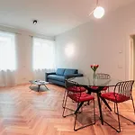 Roma Luxe, Terrace & Gym Apartmán *